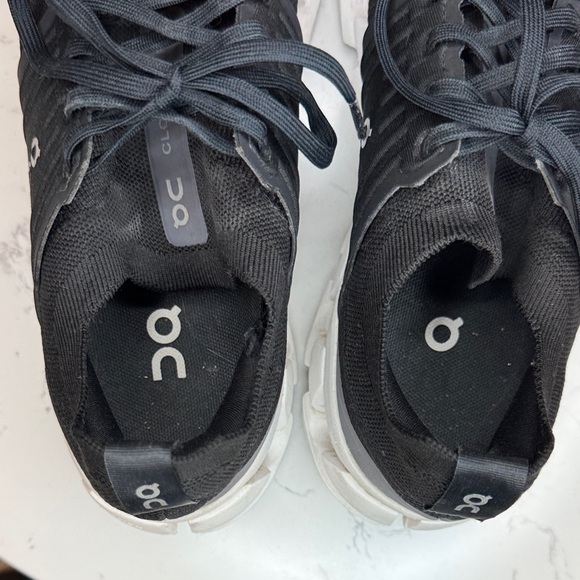 On Running Cloudtec Black and White Athletic Shoes 9.5 - Picture 5 of 9